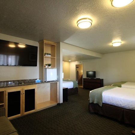 Dinosaur Inn & Suites Върнал Екстериор снимка