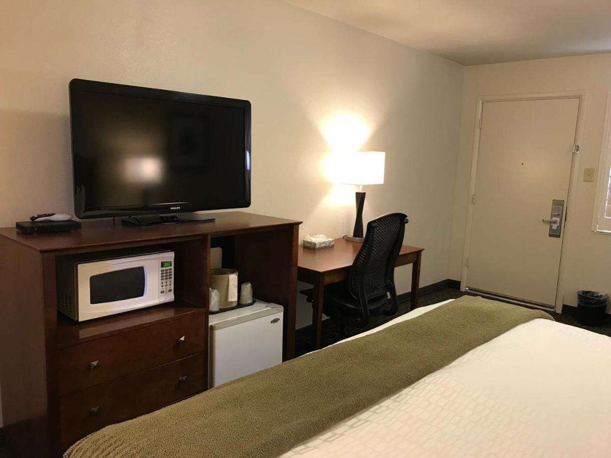 Dinosaur Inn & Suites Върнал Екстериор снимка