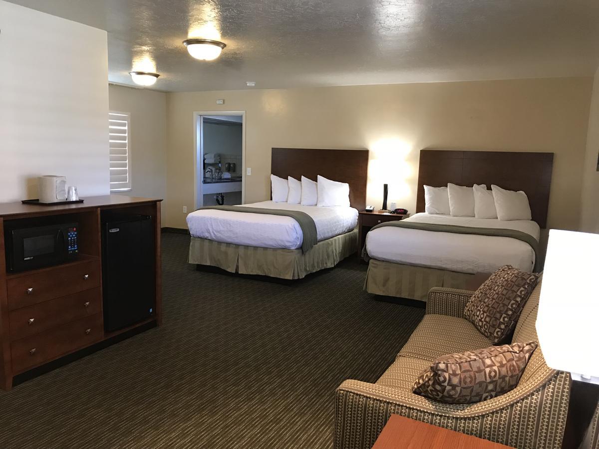 Dinosaur Inn & Suites Върнал Екстериор снимка